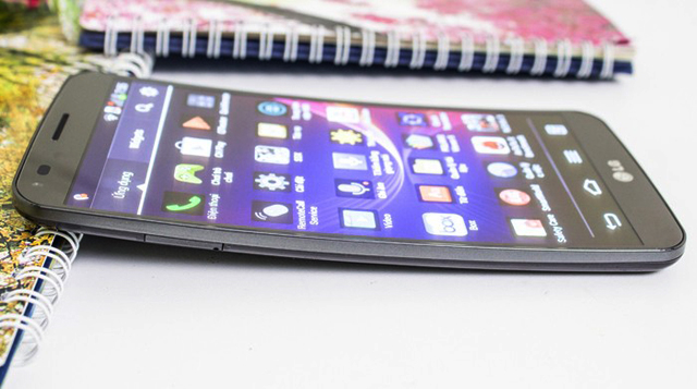 LG G Flex là smartphone màn hình cong đầu tiên lên kệ tại Việt Nam