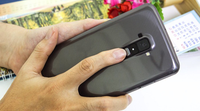 Mặt sau ấn tượng với cụm phím vật lý và khả năng tự phục hồi vết xước