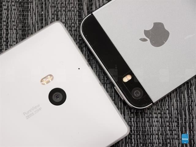 Camera là điểm nhấn của Lumia Icon trong khi logo Apple là điểm nhấn của iPhone 5S