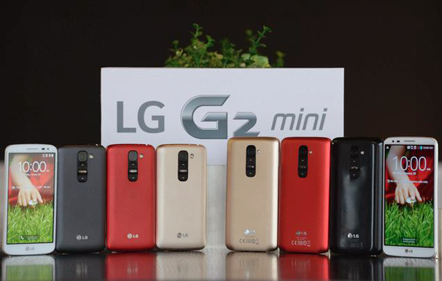 LG G2 Mini (trái) so dáng cùng đàn anh G2