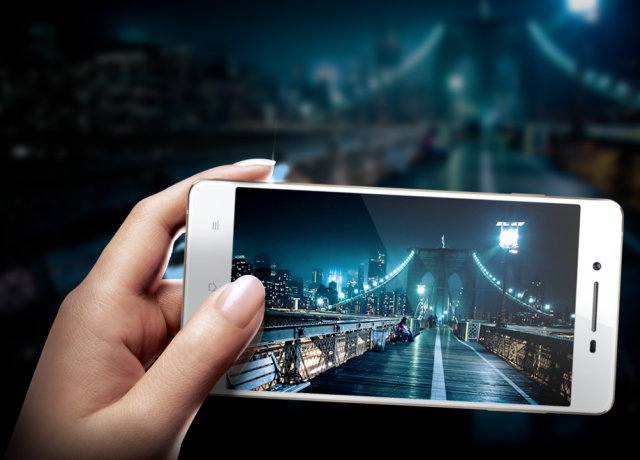 Với camera trước 5MP và công nghệ chụp hình hiện đại, bóng đêm không còn là cản trợ khi chụp hình Với camera trước 5MP và công nghệ chụp hình hiện đại, bóng đêm không còn là cản trợ khi chụp hình