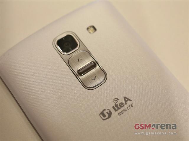 Các phím vật lý được bố trí giống như trên tiền bối LG G2