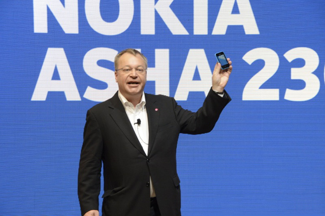 Nokia 230 bé nhỏ trên tay CEO Stephen Elop