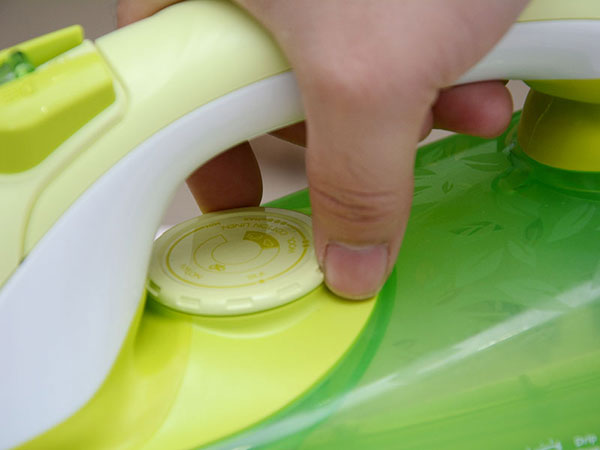 Cách cho nước vào bàn ủi hơi nước
