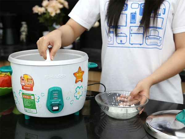 Remove all the excess rice from the small pot
