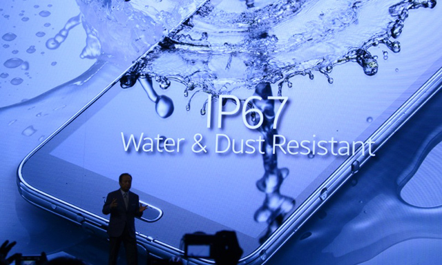 Galaxy S5 có thể “bơi” ở độ sâu 1m trong 30 phút