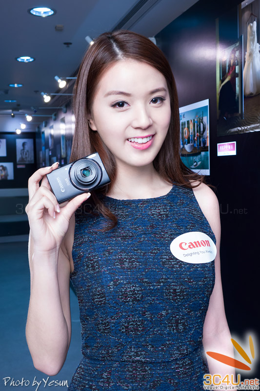 Máy ảnh Canon trên tay PG cực xinh