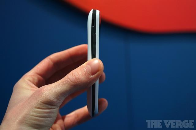 Cạnh trái với cổng kết nối và phím tăng giảm âm lượng