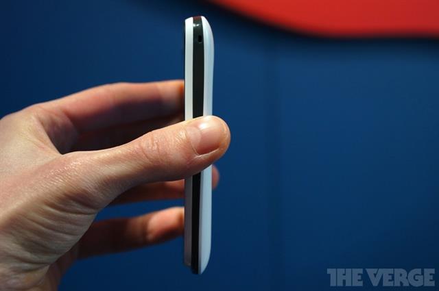 Cạnh phải không có phím bấm nào