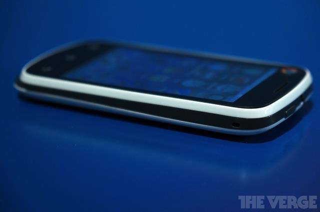 Máy có thiết kế khá dày