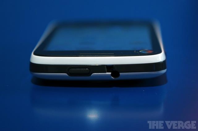 Cạnh trên với jack cắm tai nghe 