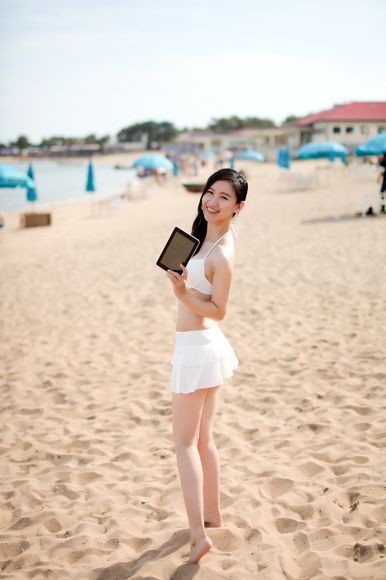 Hotgirl diện bikini nóng bỏng dạo biển cùng tablet