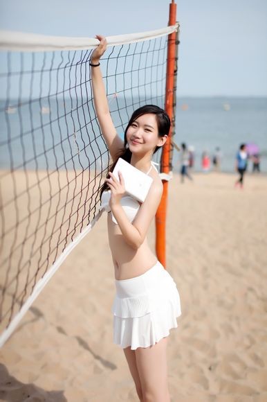 Hotgirl diện bikini nóng bỏng dạo biển cùng tablet