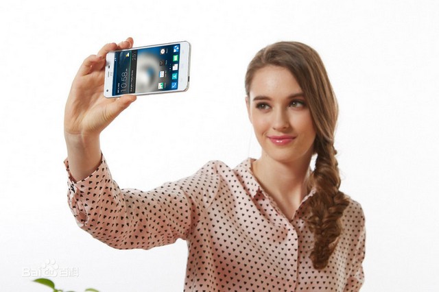 Mẫu Tây gợi cảm bên smartphone ZTE