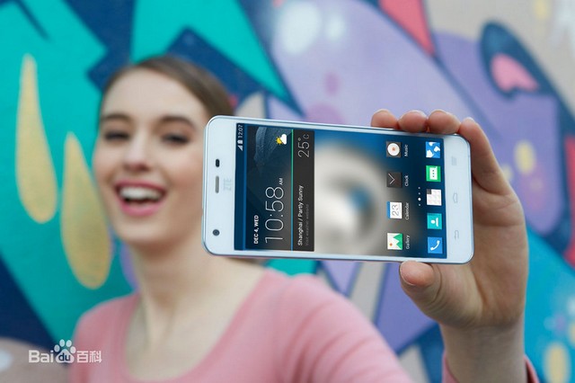 Mẫu Tây gợi cảm bên smartphone ZTE