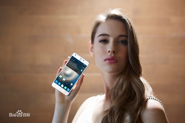 Mẫu Tây gợi cảm bên smartphone ZTE