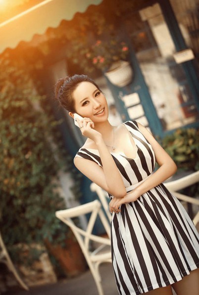 Kiều nữ xinh đẹp gợi cảm bên smartphone Meizu