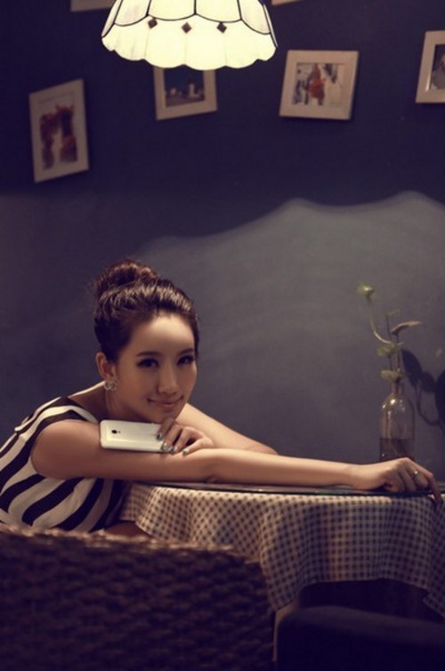 Kiều nữ xinh đẹp gợi cảm bên smartphone Meizu