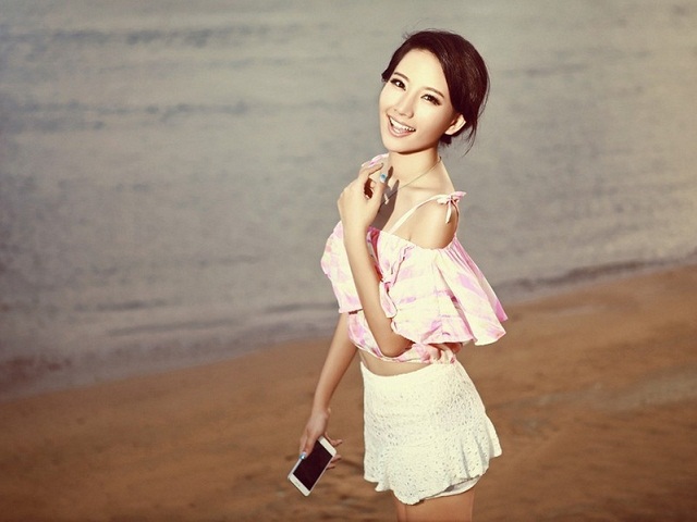 Kiều nữ xinh đẹp gợi cảm bên smartphone Meizu