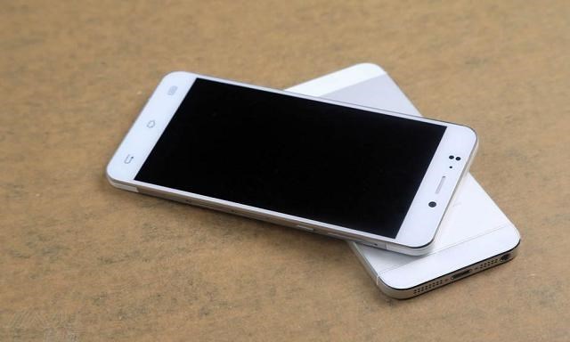Xuất hiện bản sao hoàn hảo của iPhone 5 Xuất hiện bản sao hoàn hảo của iPhone 5