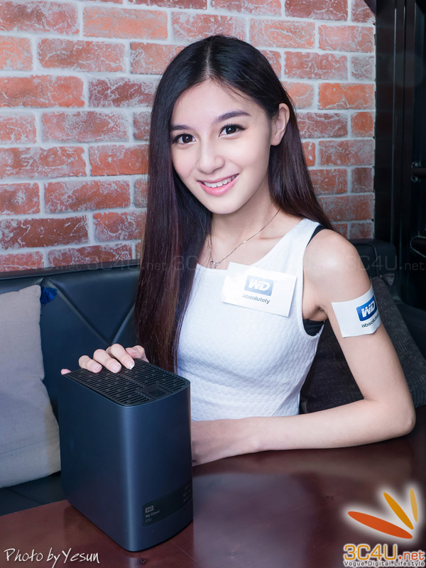 PG đẹp như thiên thần bên thiết bị hitech