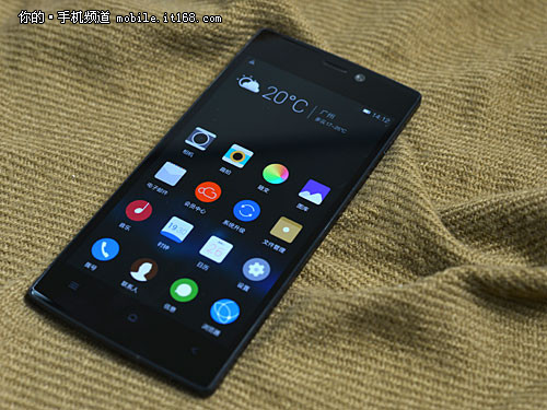 Máy sẽ được bán ra với 5 gam màu thời trang, bao gồm: đen, trắng, xanh, hồng và tím