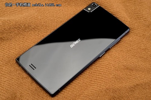 Tổng thể của máy được gia công bằng kim loại, trong khi 98%