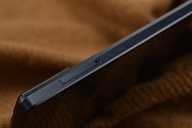 Cạnh phải của máy có khe cắm thẻ microSIM