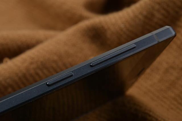 Cạnh trái có bộ đôi phím tăng giảm âm lượng được chế tác dính liền nhau và phím nguồn nằm bên dưới theo chiều dọc