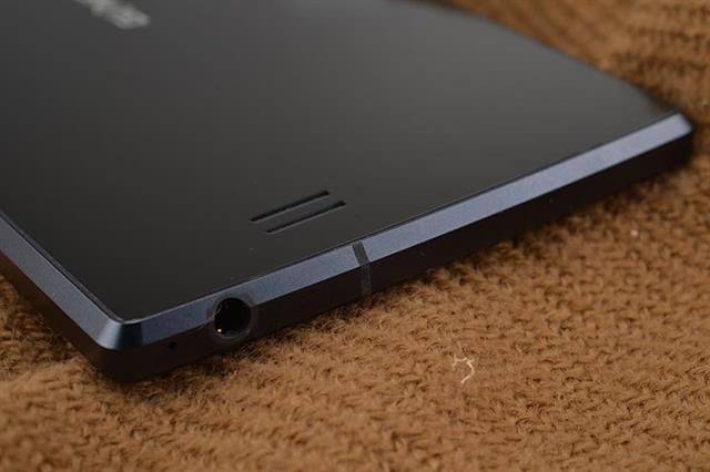 Đáy máy có jack cắm tai nghe 3.5 mm và 2 dải loa ngoài nằm ở mặt sau gần sát mép đáy