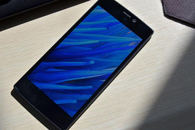 Máy được trang bị Màn hình Super AMOLED 5 inch, độ phân giải Full HD, mật độ điểm ảnh 441 ppi