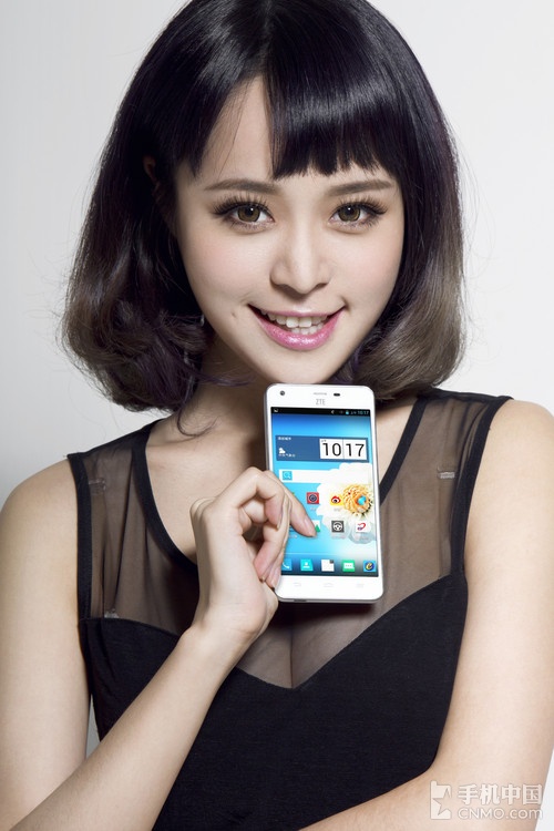 Kiều nữ xinh đẹp gợi cảm bên smartphone ZTE