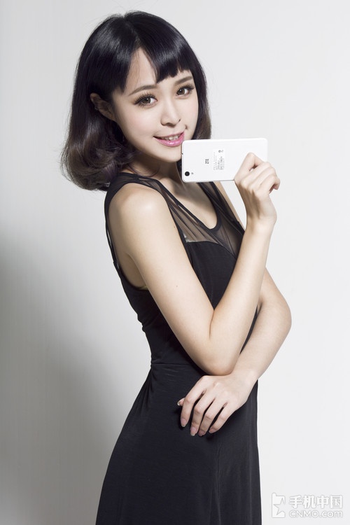 Kiều nữ xinh đẹp gợi cảm bên smartphone ZTE