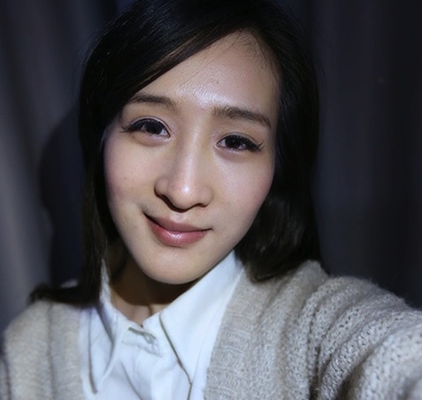 Khả năng chụp ảnh tự sướng thiếu sáng bá đạo (Camera thường trên, camera trên IUNI U2 dưới)