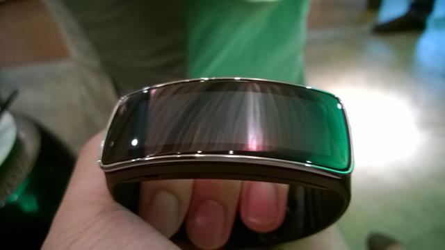 Galaxy Gear Fit không chỉ là một thiết bị công nghệ đeo tay thông minh mà nó còn là một trang sức đẹp mắt