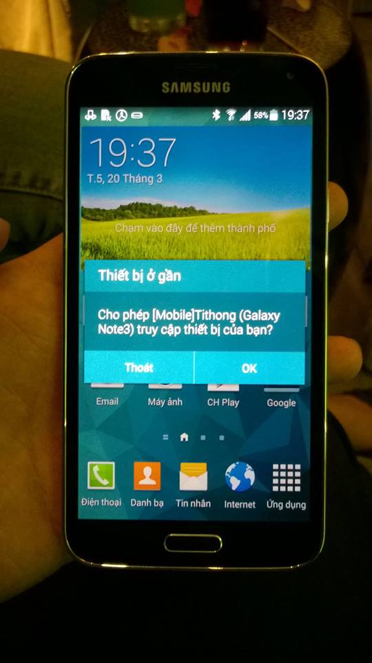 Galaxy S5 được bán ra cùng với nền tảng Android 4.4.2 KitKat, với giao diện TouchWiz mang phong cách phẳng hóa