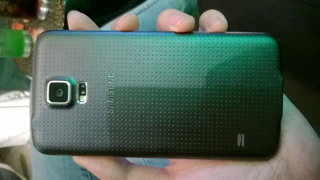 Mặt sau với phong cách hoa văn đục lỗ