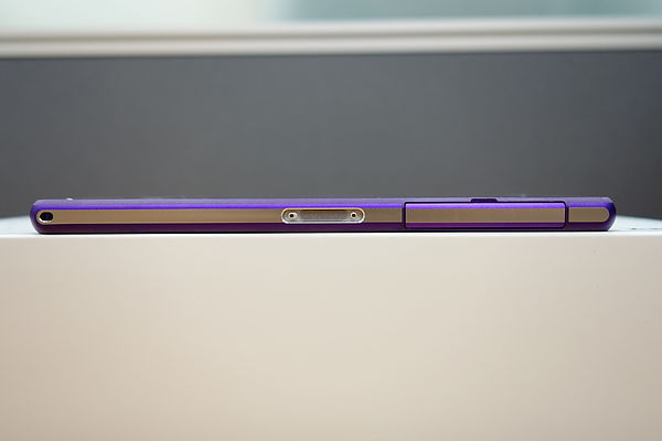 Cạnh phải có khay microSIM và cổng microUSB