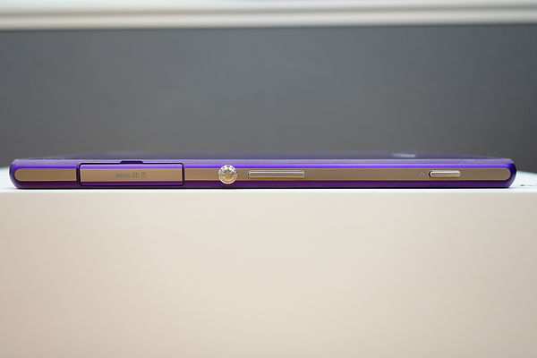 Cạnh trái có khay cắm thẻ nhớ, nút nguồn, nút tăng giảm âm lượng và phím chụp ảnh chuyên dụng