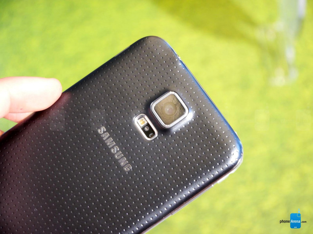 Samsung Galaxy S5 so với HTC One M8