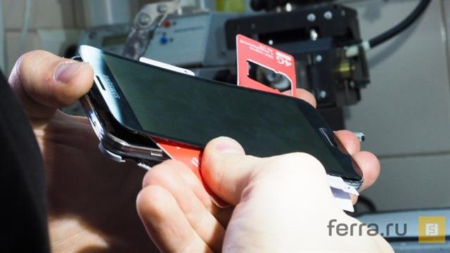 Chiêm mấy miếng nhựa tương đối vào các khe hở