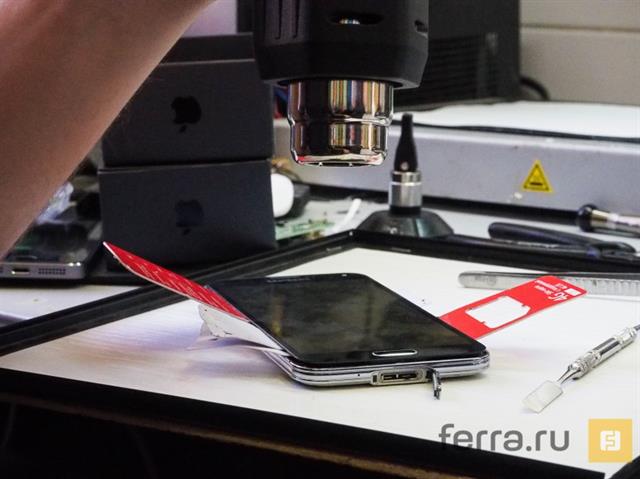 Công đoạn tháo màn hình thấy thì dễ, nhưng mà phải mài mò mất gần 1 tiếng mới hoàn tất