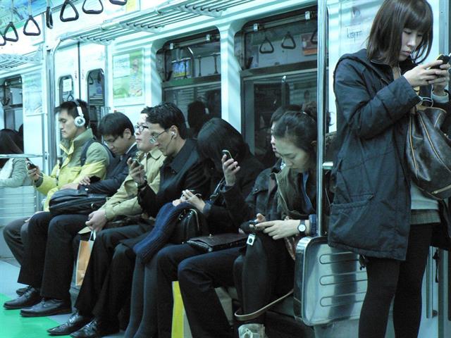 Nghiện smartphone sẽ dẫn đến... mù lòa