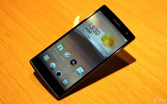 Cận cảnh OPPO Find 7 với sắc đen lịch lãm