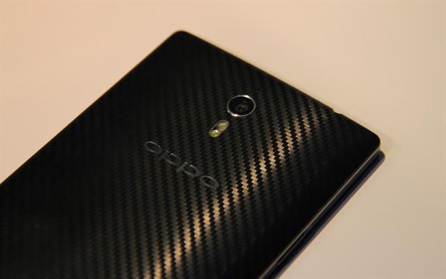 Cận cảnh OPPO Find 7 với sắc đen lịch lãm