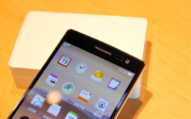 Cận cảnh OPPO Find 7 với sắc đen lịch lãm