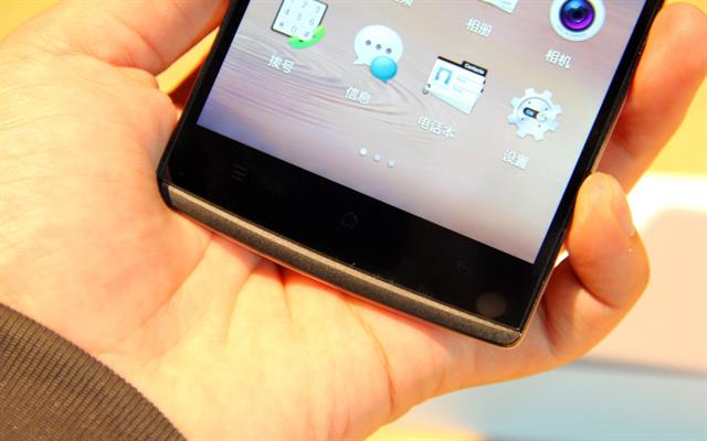 Cận cảnh OPPO Find 7 với sắc đen lịch lãm