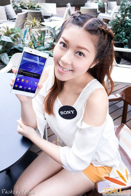 Xperia T2 Ultra trên tay mỹ nhân xinh đẹp