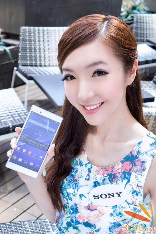 Xperia T2 Ultra trên tay mỹ nhân xinh đẹp
