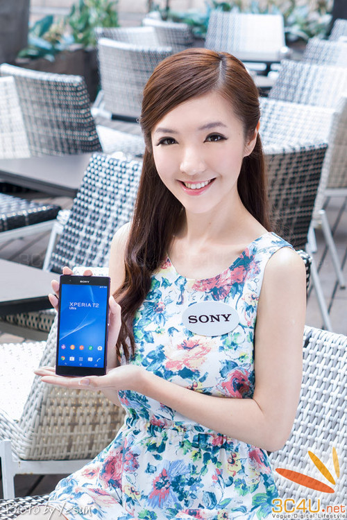 Xperia T2 Ultra trên tay mỹ nhân xinh đẹp